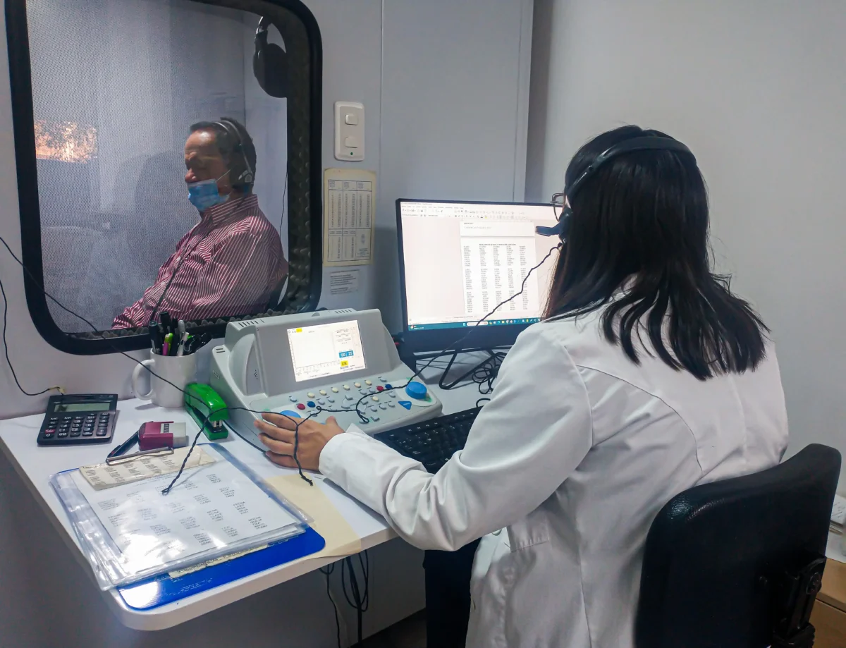 lékařka s pacientem se sluchátky