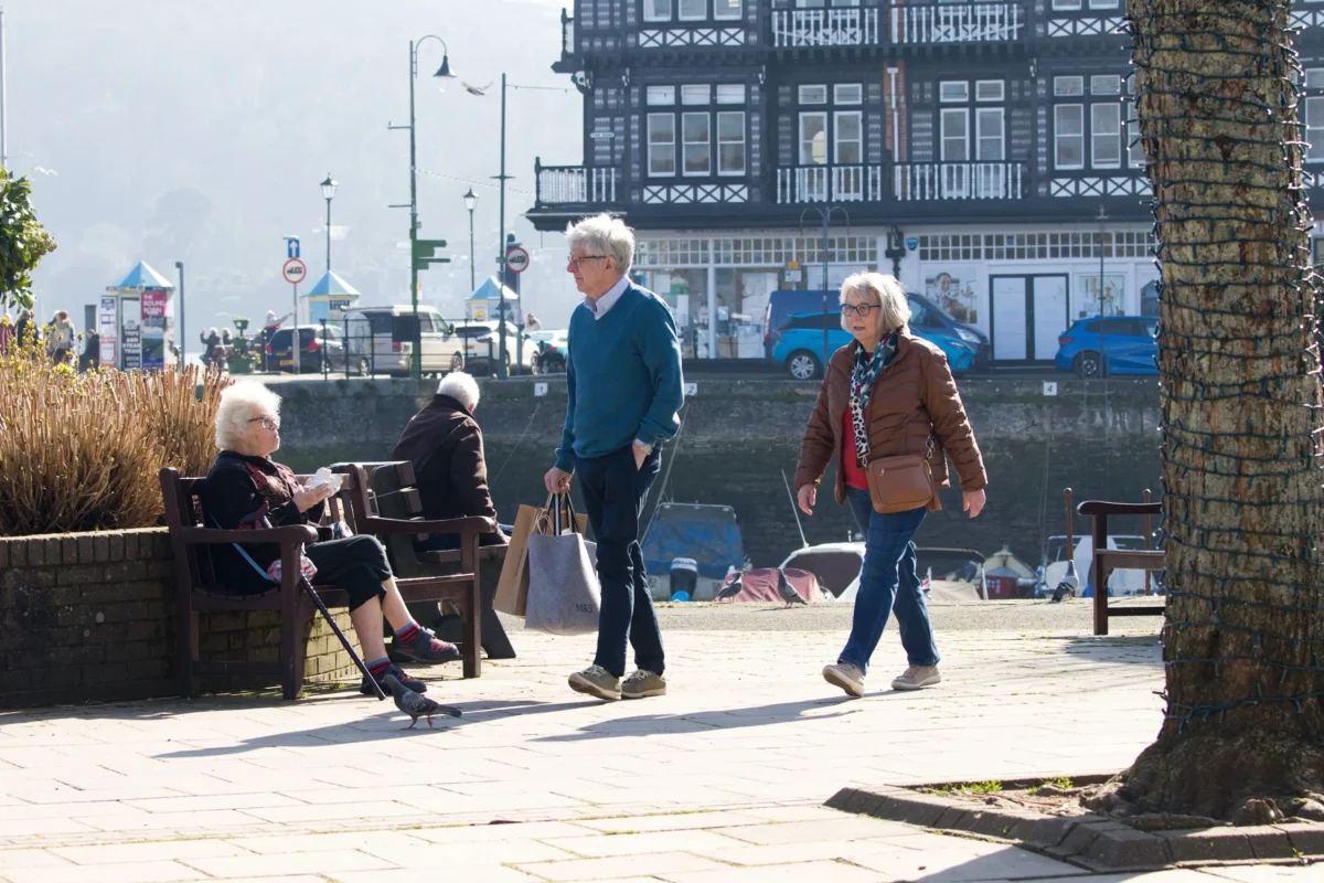 starší lidé na ulici