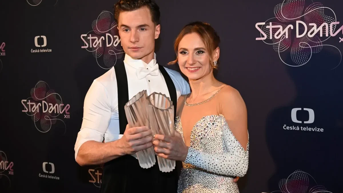Taneční pár drží své ceny.
