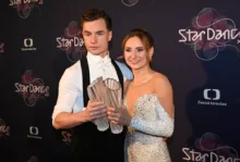 Taneční pár drží své ceny.