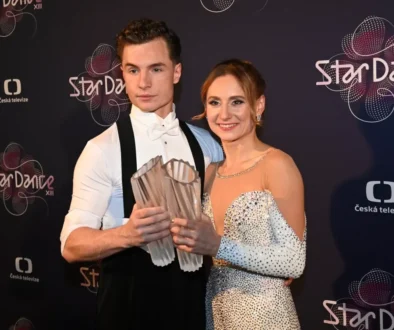 Taneční pár drží své ceny.