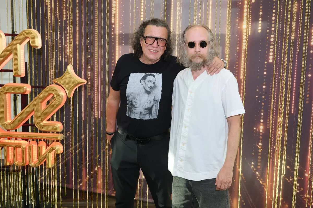 Richard Genzer stojí vedle muže.