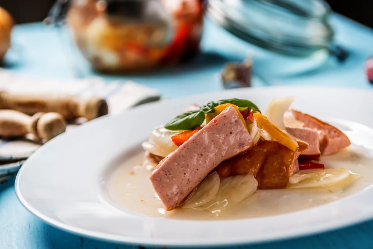 Na talíři jsou nandaní utopenci.