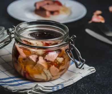 Na stole leží utopenci.