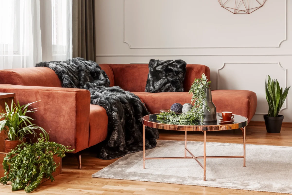 Gauč stojící u okna