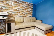 Rohový gauč stojící u zdi