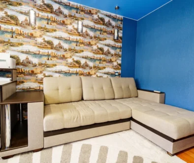 Rohový gauč stojící u zdi