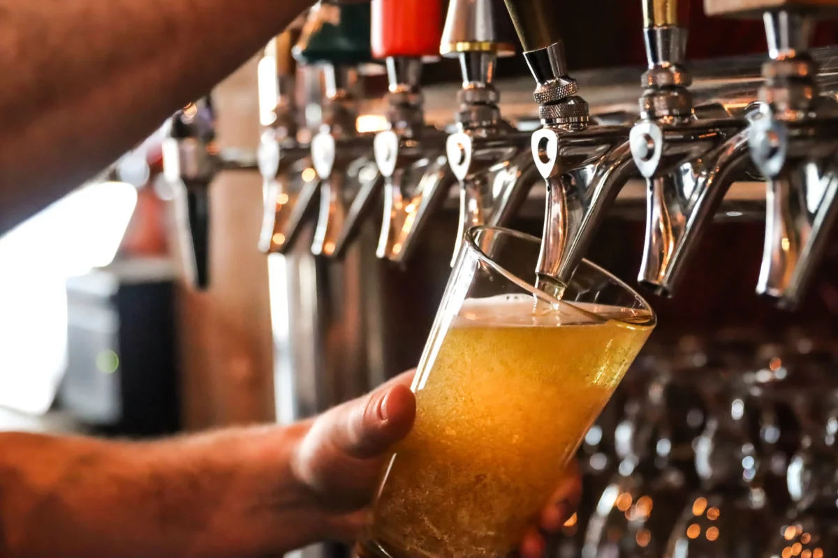 Člověk točí pivo. 