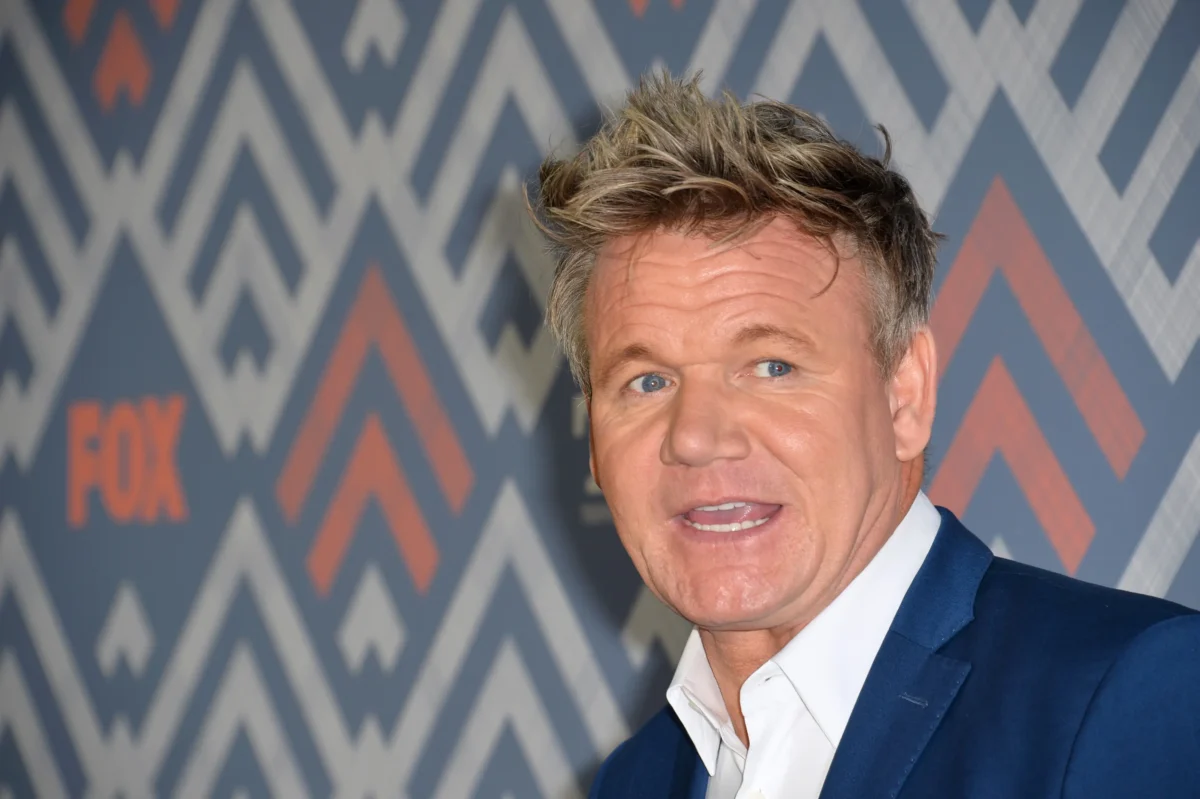 Gordon Ramsay mluví. 