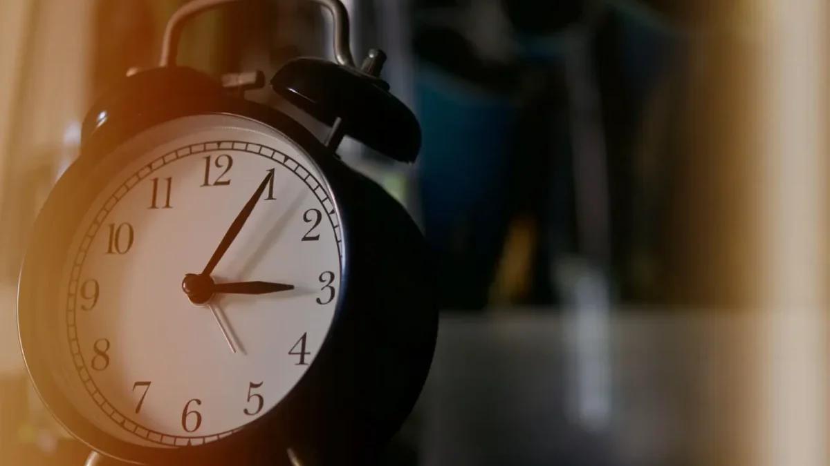 budík ukazující 3 hodiny ráno