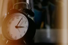 budík ukazující 3 hodiny ráno