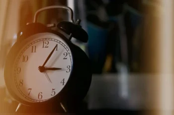 budík ukazující 3 hodiny ráno