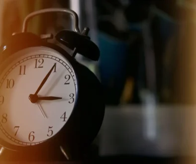 budík ukazující 3 hodiny ráno