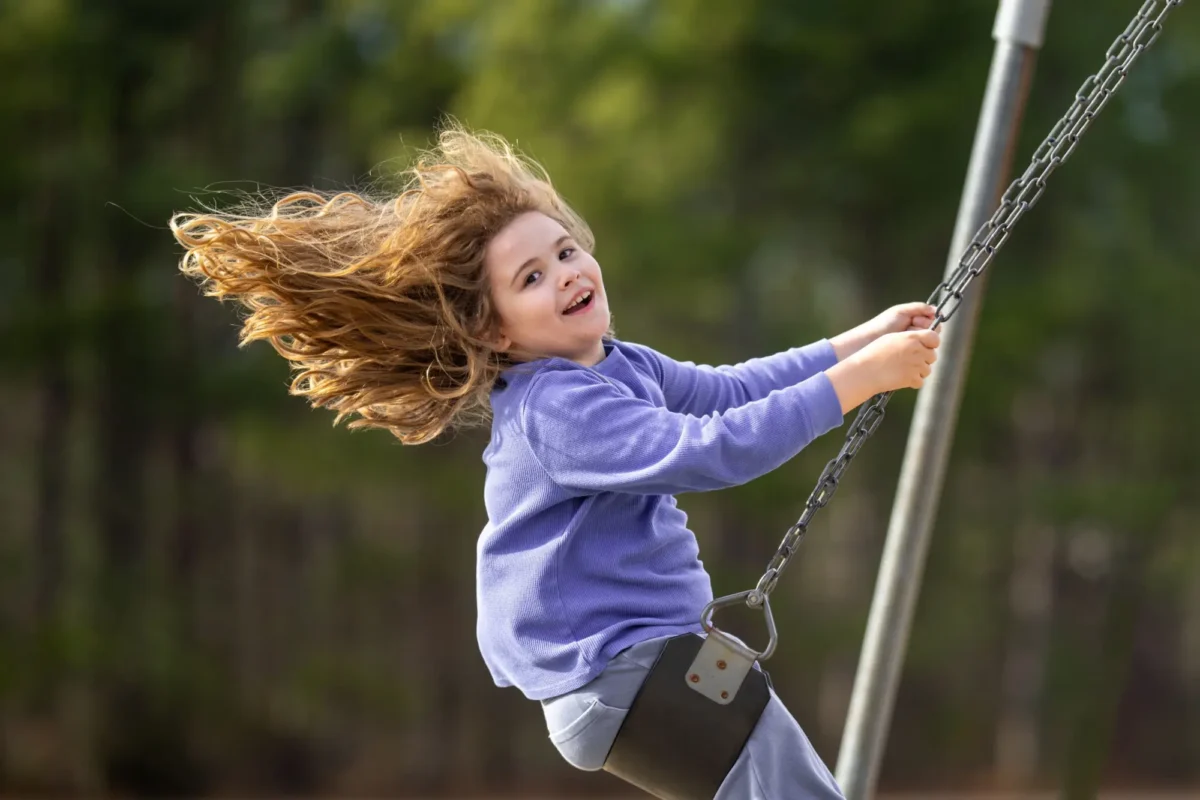 holčička na houpačce