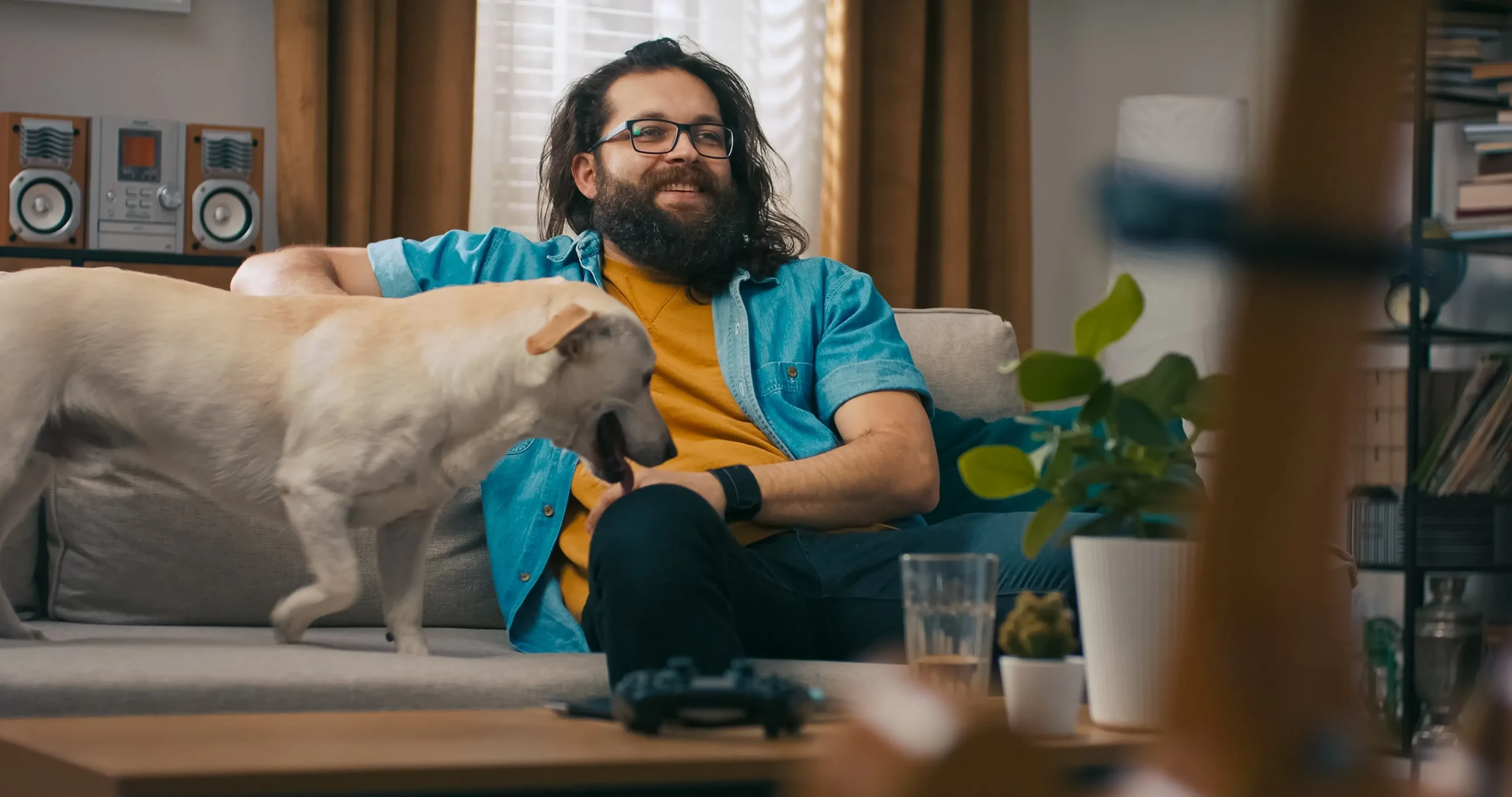Muž sedí se psem na gauči