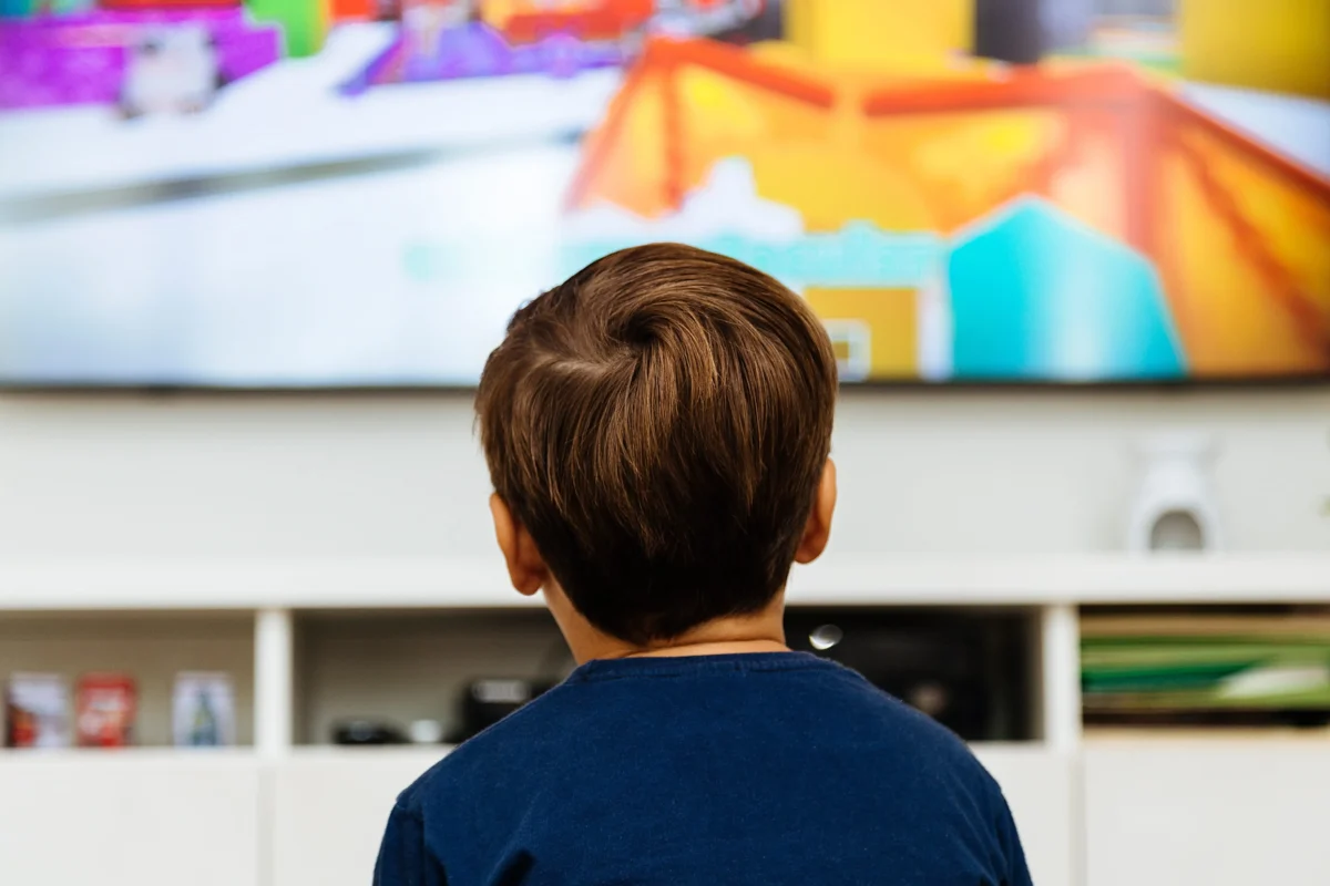 dítě před televizí