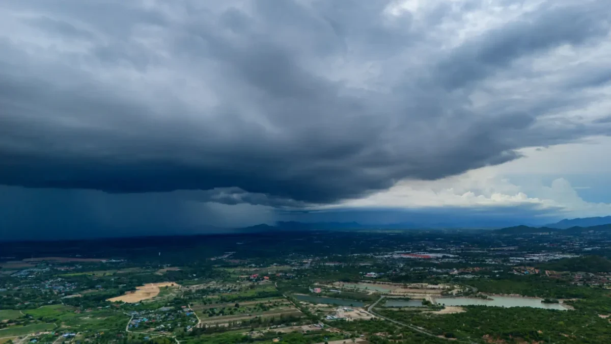 Je obrovský a míří k nám