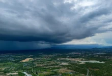 Je obrovský a míří k nám