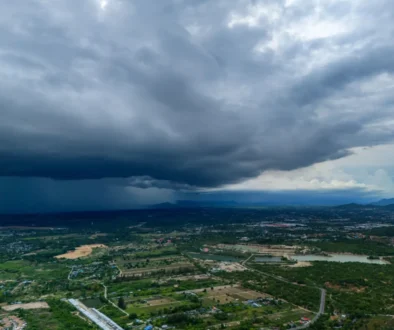Je obrovský a míří k nám