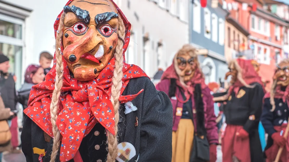 Strašidelné masky v ulicích jižních Čech