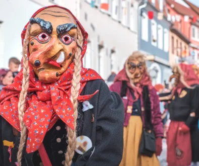 Strašidelné masky v ulicích jižních Čech