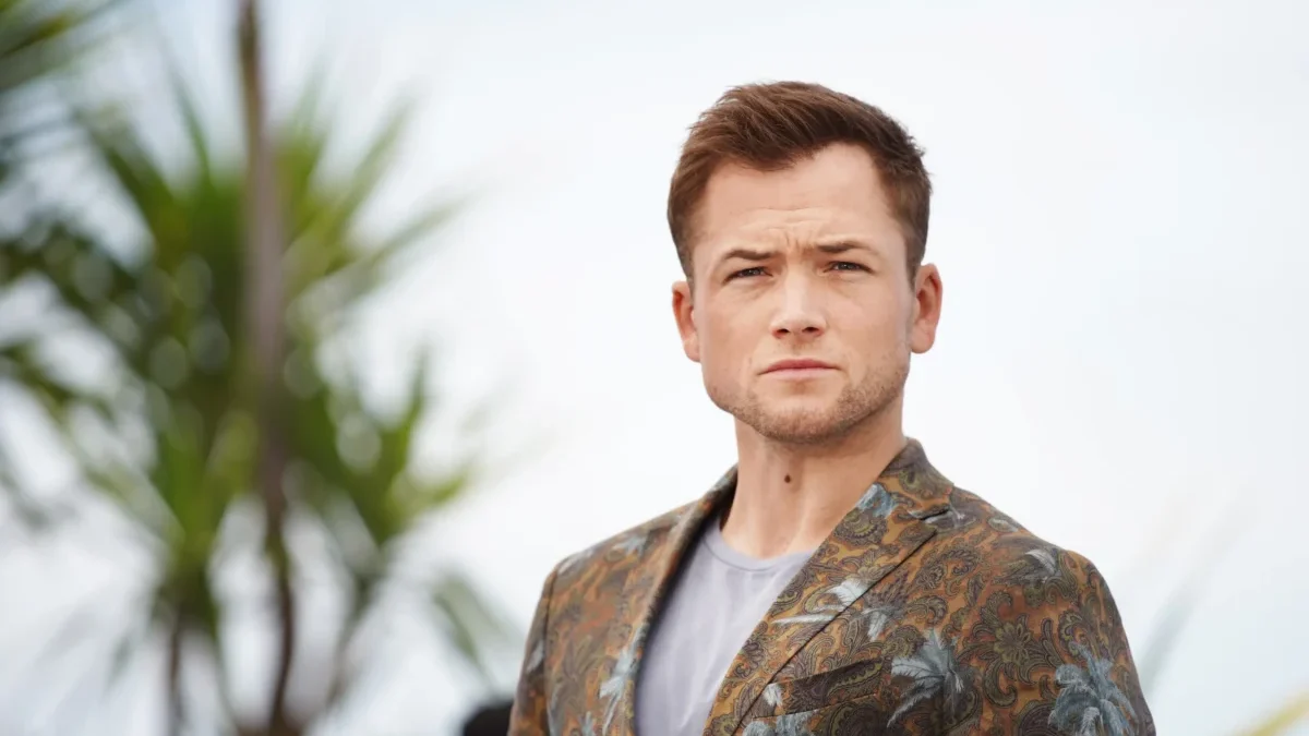 Taron Egerton se tváří vážně.