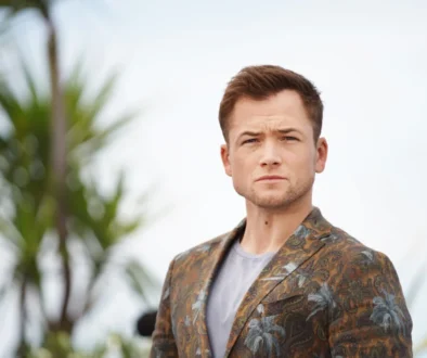 Taron Egerton se tváří vážně.