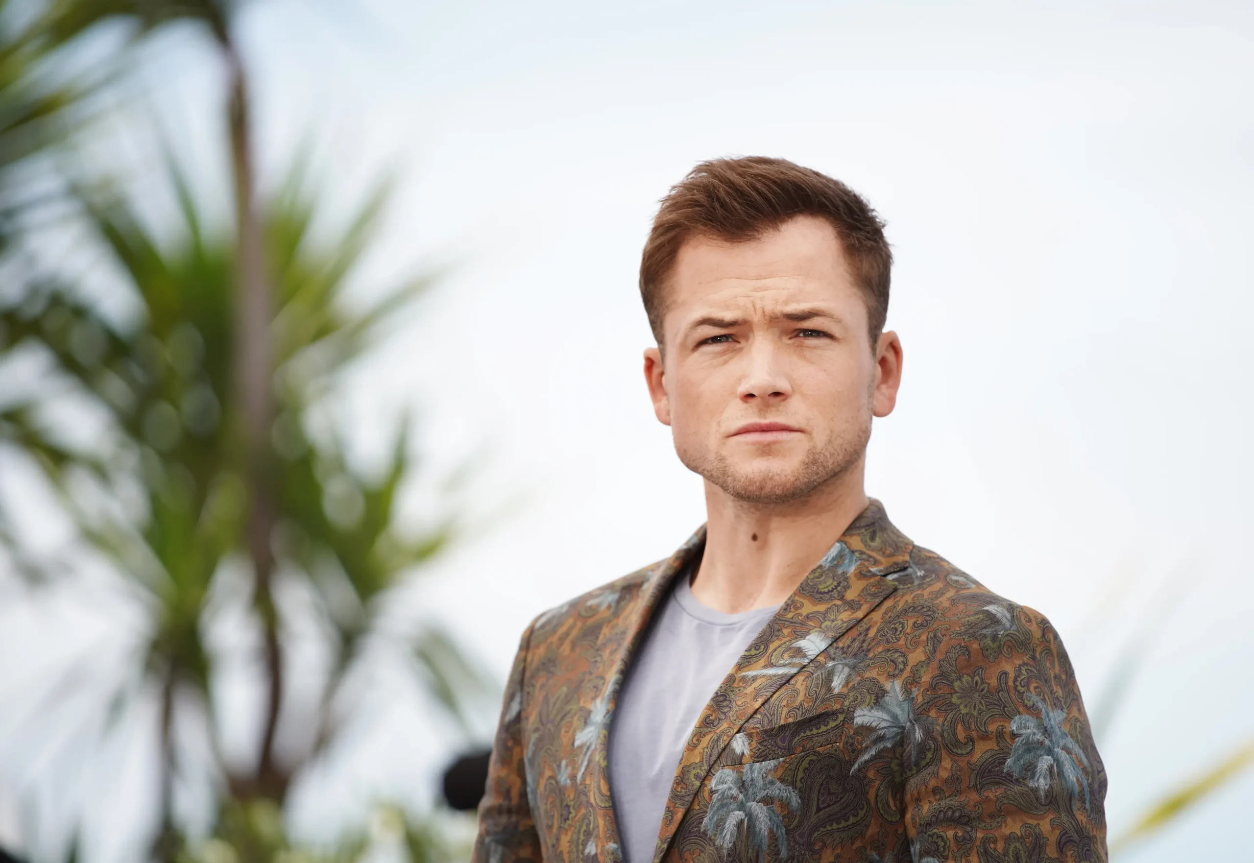 Taron Egerton se tváří vážně.