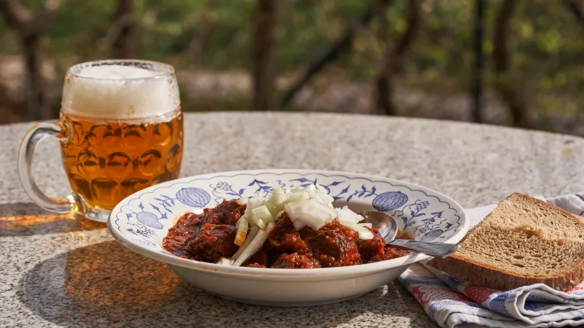 Na stole je nandané jídlo i půllitr piva.