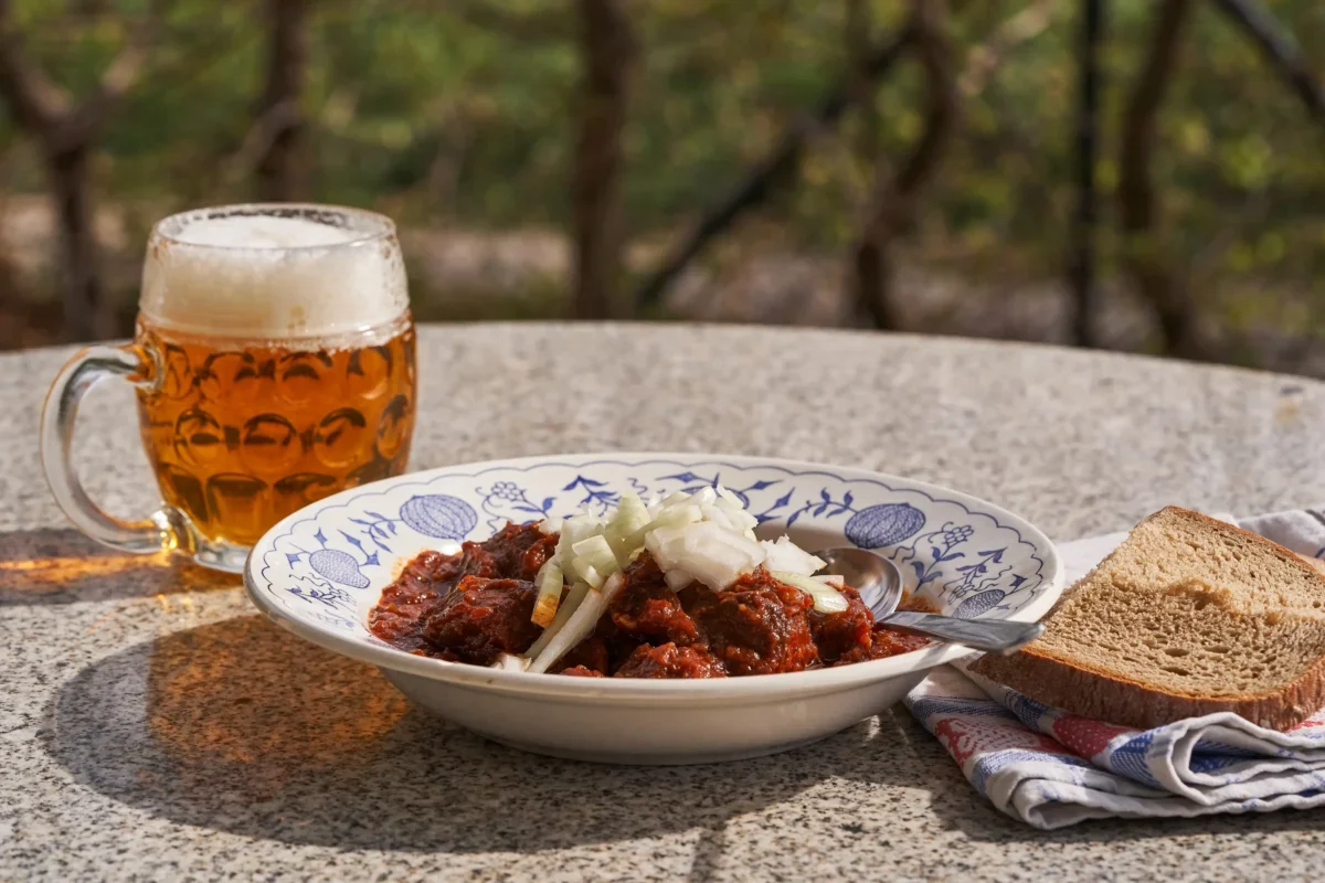 Na stole je nandané jídlo i půllitr piva.