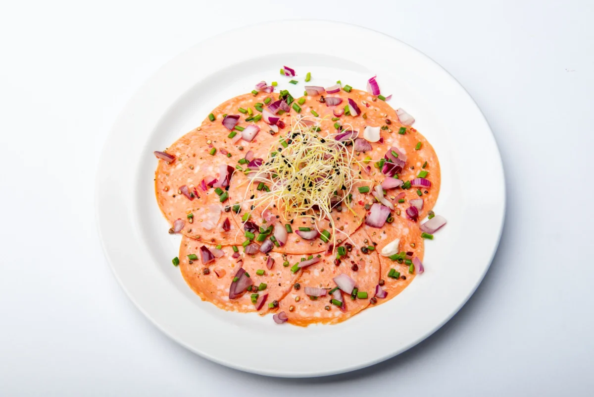 Na talíři jsou vyskládaná kolečka gothaje. 