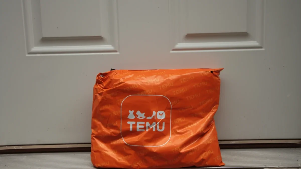 Před dveřmi leží Temu balíček.