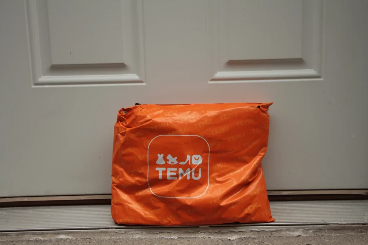 Před dveřmi leží Temu balíček.