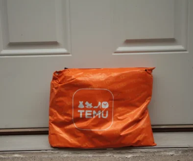 Před dveřmi leží Temu balíček.