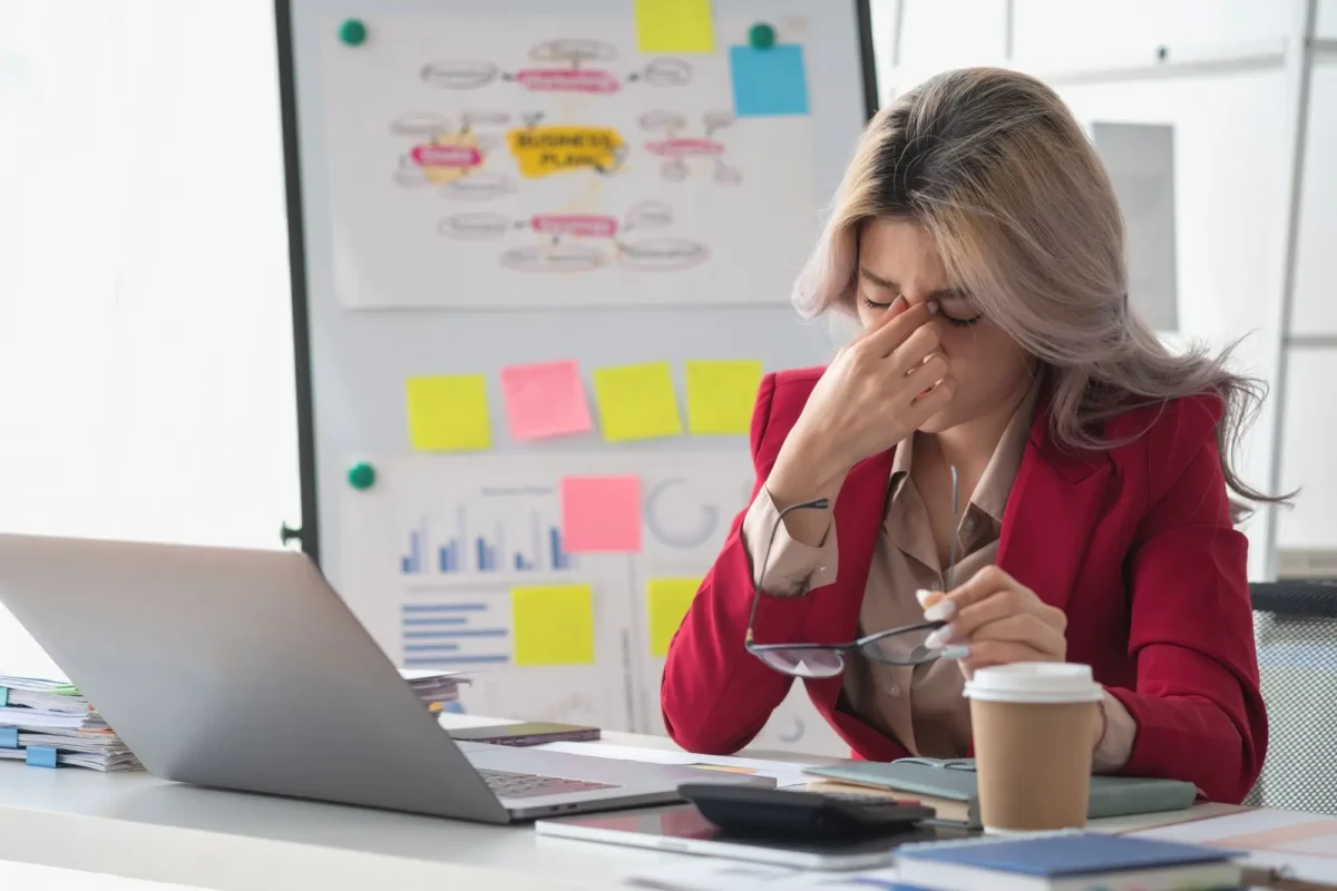 Shutterstock_2343263251 | TVGURU.cz Syndrom vyhoření