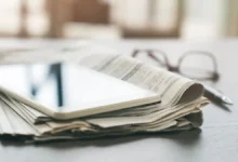 Noviny na stole