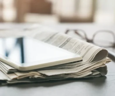 Noviny na stole