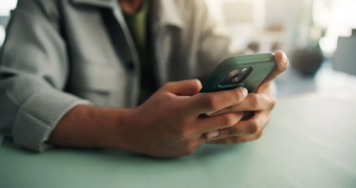 Shutterstock_2730066223 | TVGURU.cz Čtení zpráv na mobilu