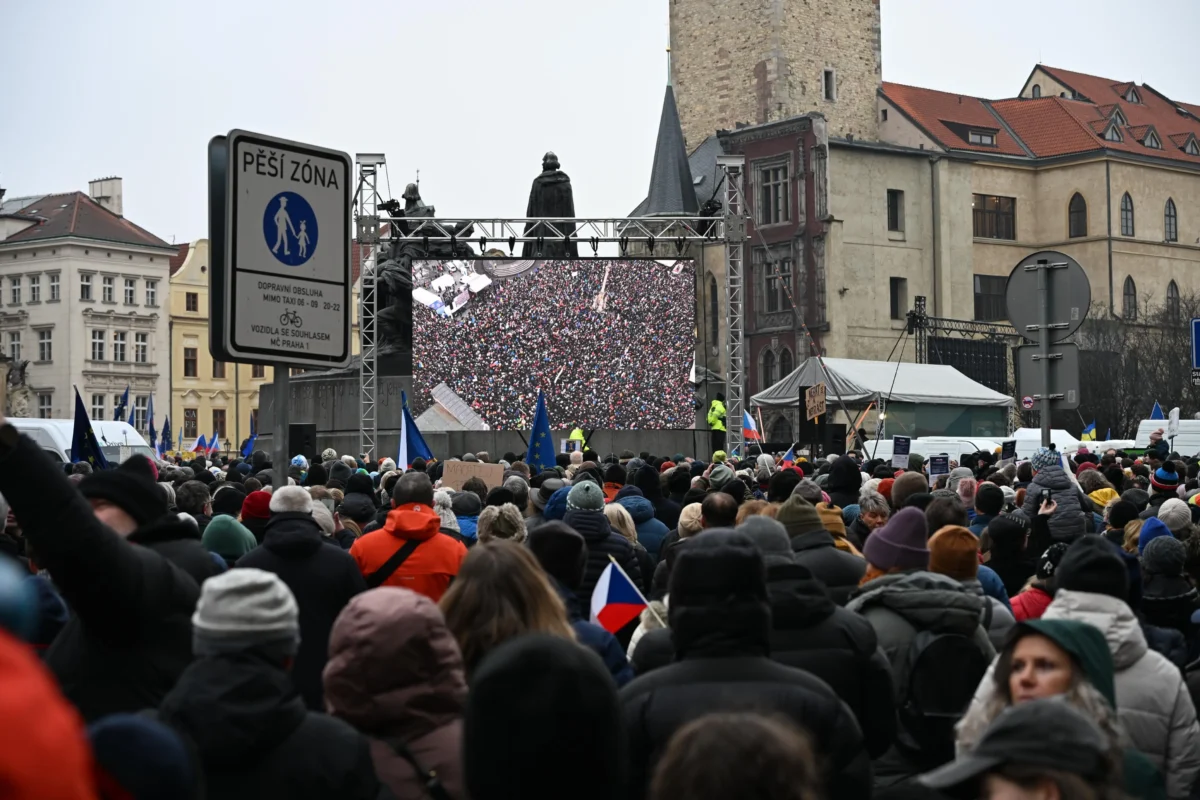 Stávkující dav lidí.