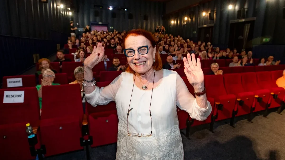 Iva Janžurová stojí v divadle.