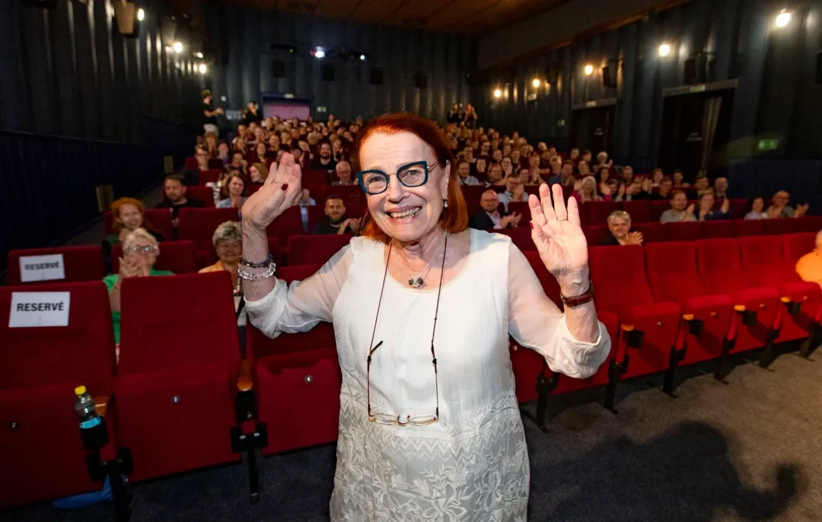 Iva Janžurová stojí v divadle.