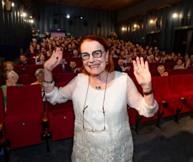 Iva Janžurová stojí v divadle.