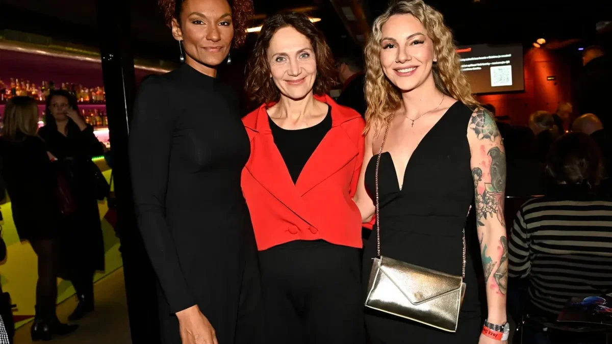 dvě ženy s ester janečkovou na večírku