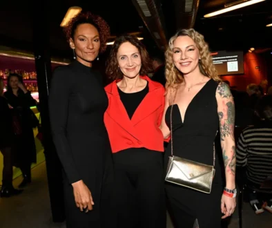 dvě ženy s ester janečkovou na večírku