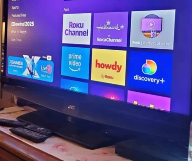 televize zapnutá v obývacím pokoji