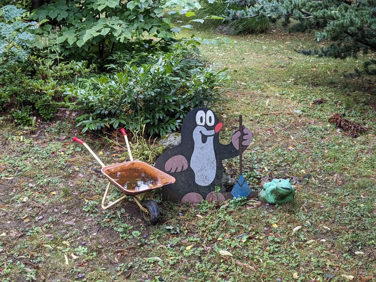 Letěl do vesmíru a často jej lidé mají i jako dekoraci na zahradě. Zdroj: Shutterstock | TVGURU.cz Krteček na zahradě.