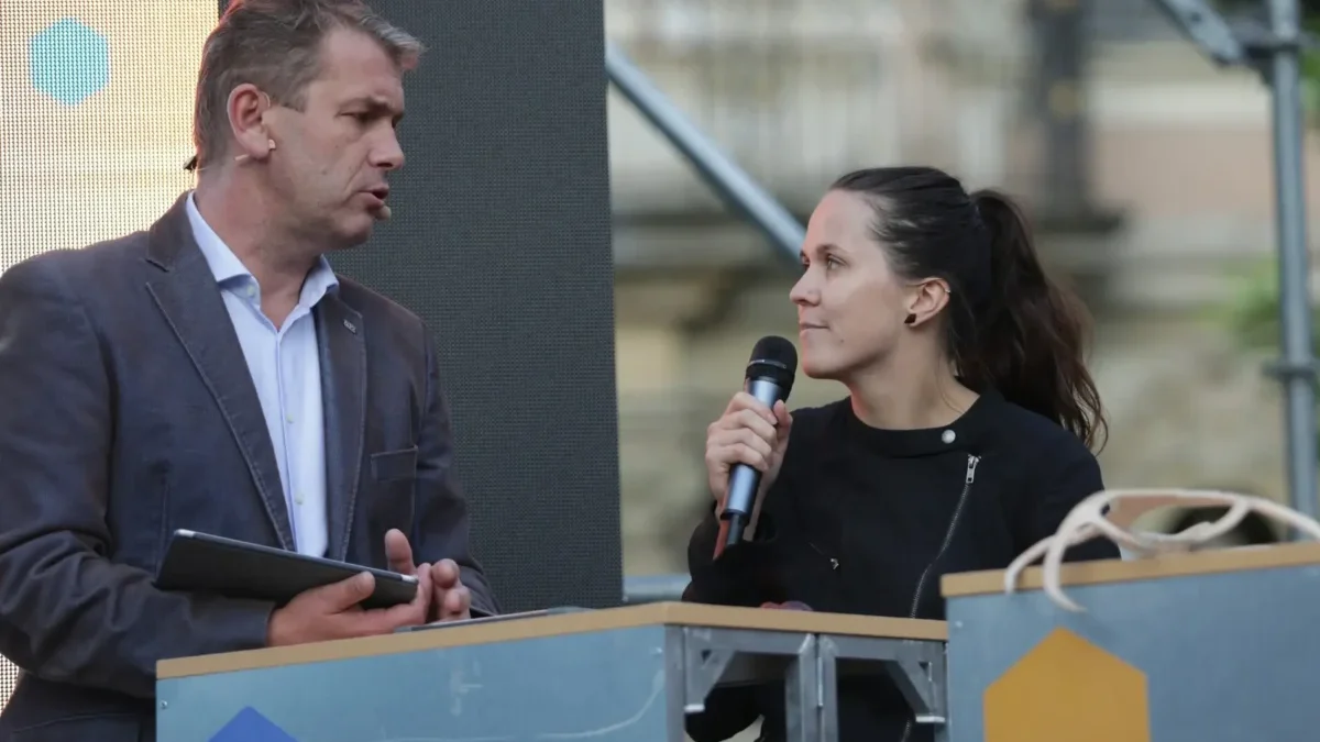 Muž a žena moderují.