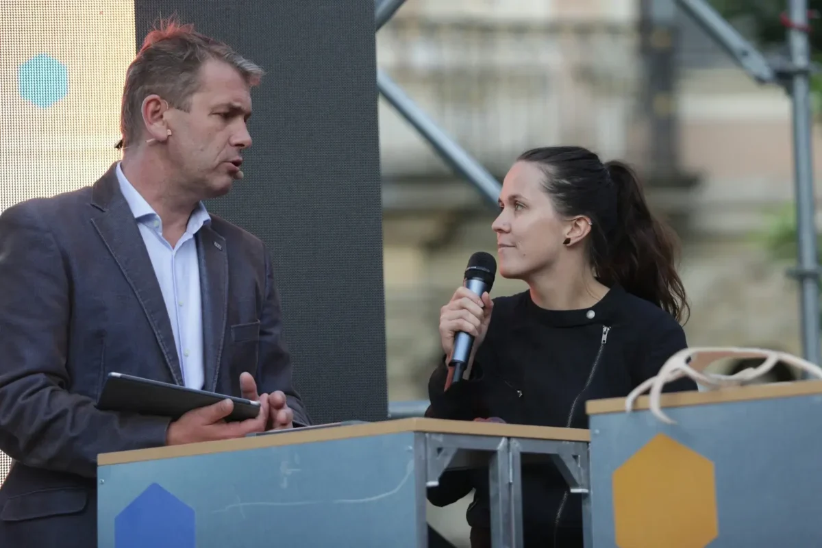 Muž a žena moderují.