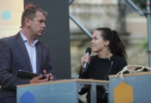 Muž a žena moderují.