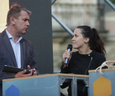 Muž a žena moderují.